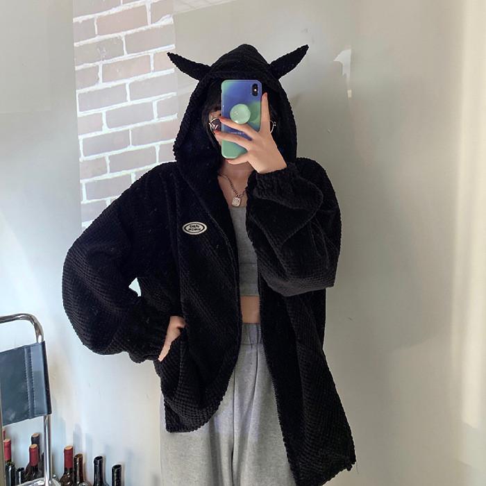 

Модне вільне пальто на блискавці. Жіночий светр з декоративними вушками M чорний