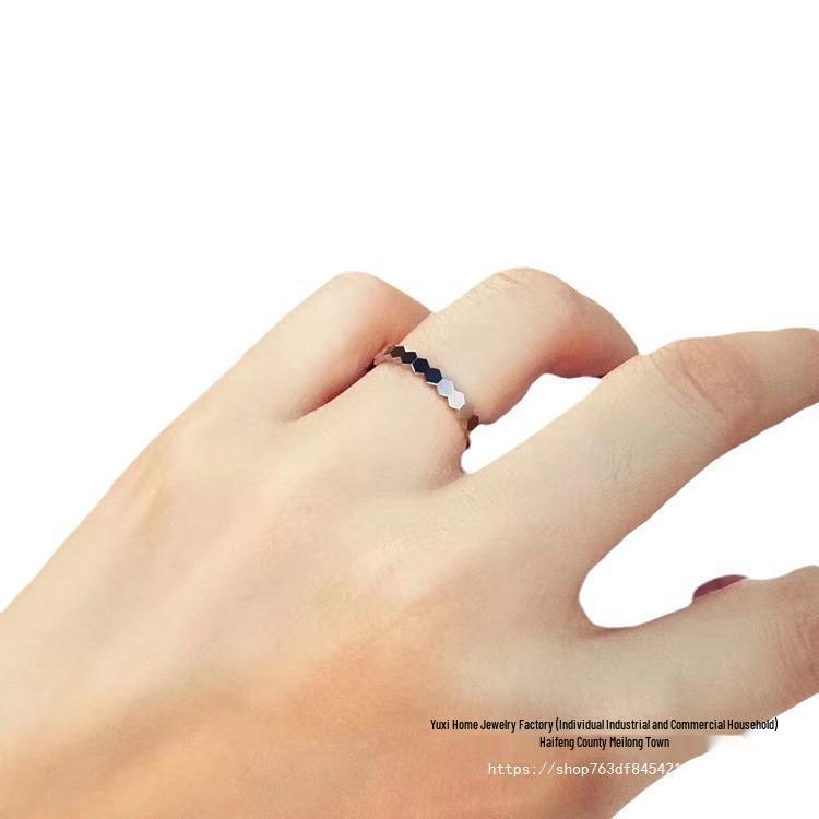 High-Quality Stackable Honeycomb Rhinestone Ring for Women - Fashionable V Gold Design