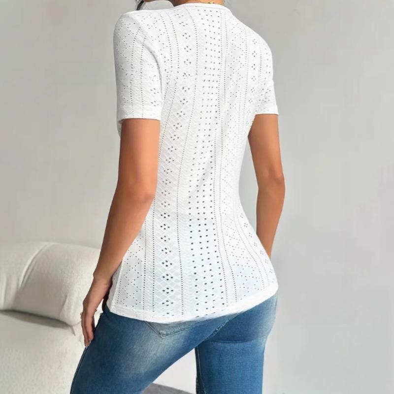 Kurzärmliges T-Shirt aus gestrickter, hohler weißer Spitze mit V-Ausschnitt