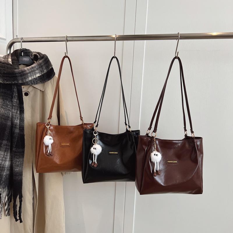 Seasonal retro large-capacity tote bag autumn and winter new fashion shoulder bag commuting versatile underarm bag niche women