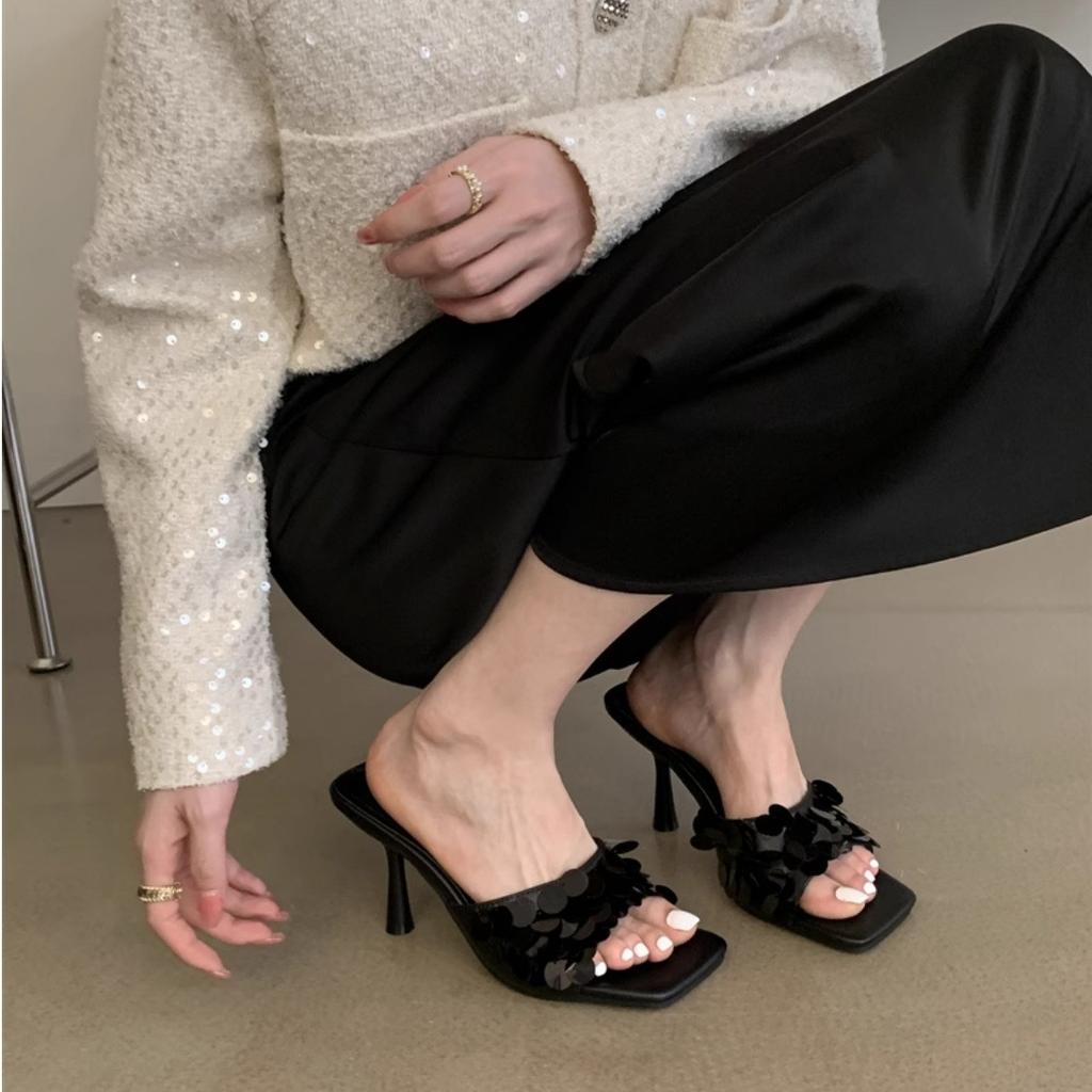 Hongkong vielseitige Pailletten coole Hausschuhe 2025 Sommer neu Temperament Feenstil Ein-Wort-Slipper offene Zehen Stiletto Mules
