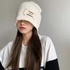 Trendige koreanische Slouchy Beanie für Damen und Herren - Dünn, gestrickt, jugendliche Mode mit Applikationsdesign.