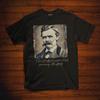Camiseta Gótica de Friedrich Nietzsche con Cita Famosa Estilo Vintage Regalo para Amante de los Libros Camiseta Literaria Idea de Regalo de Citas Filosóficas para Lector