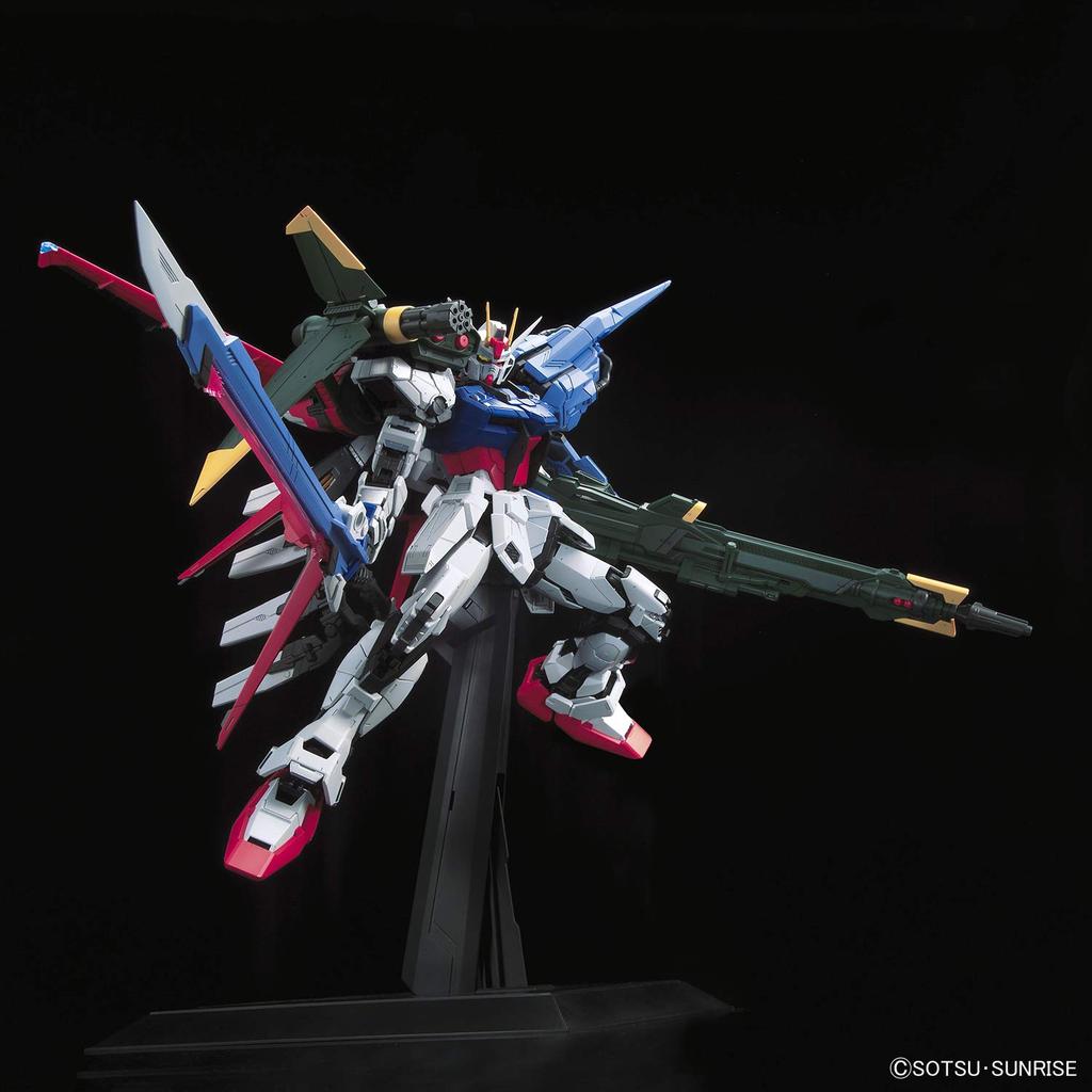 Plastikový model PG Mobile Suit Gundam SEED Perfect Strike Gundam v měřítku 1/60, barevně kódovaný.