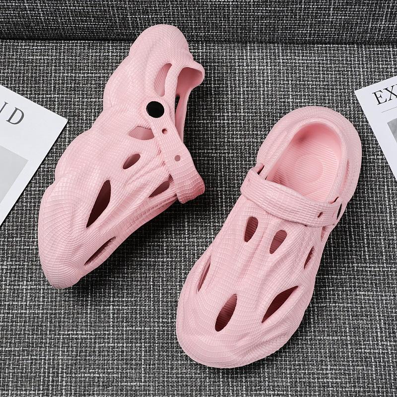 In the Summer of 2025, the New Coconut Hole Shoes for Men To Wear Outside, Stepping On Shit, Sandals, Bag Head, Traceability, Beach Slippers.