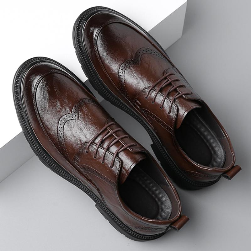 Fashion Men Brogue Leather Casual Shoes Luxury Brand Soft Mens Sneakers Breathable Moccasins Mens Walking Wedding Shoes Zapatos Hombre