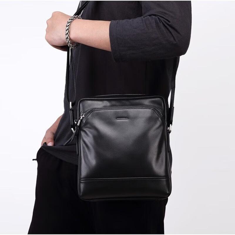 Borsa a tracolla da uomo in pelle SCHWARZETIENNE
