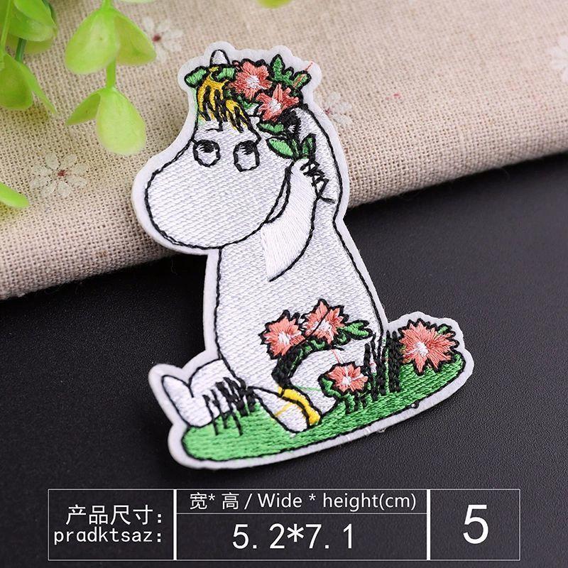 Moomin Cartoon Niedliches Muster Kleidung Reparaturflicken Cartoon Gestickter Stoffflicken zum Flicken von Löchern, Aufbügelbarer Dekorativer Aufkleber white