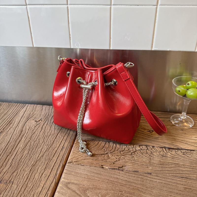 

Summer new high-end bucket bag women s chain shoulder bag niche personality crossbody hand bag красный