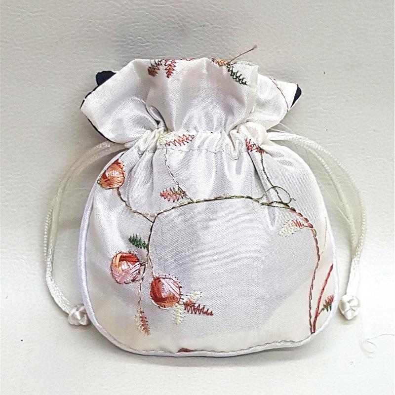

Classic Embroidery Brocade Jewelry Gift Bag белый