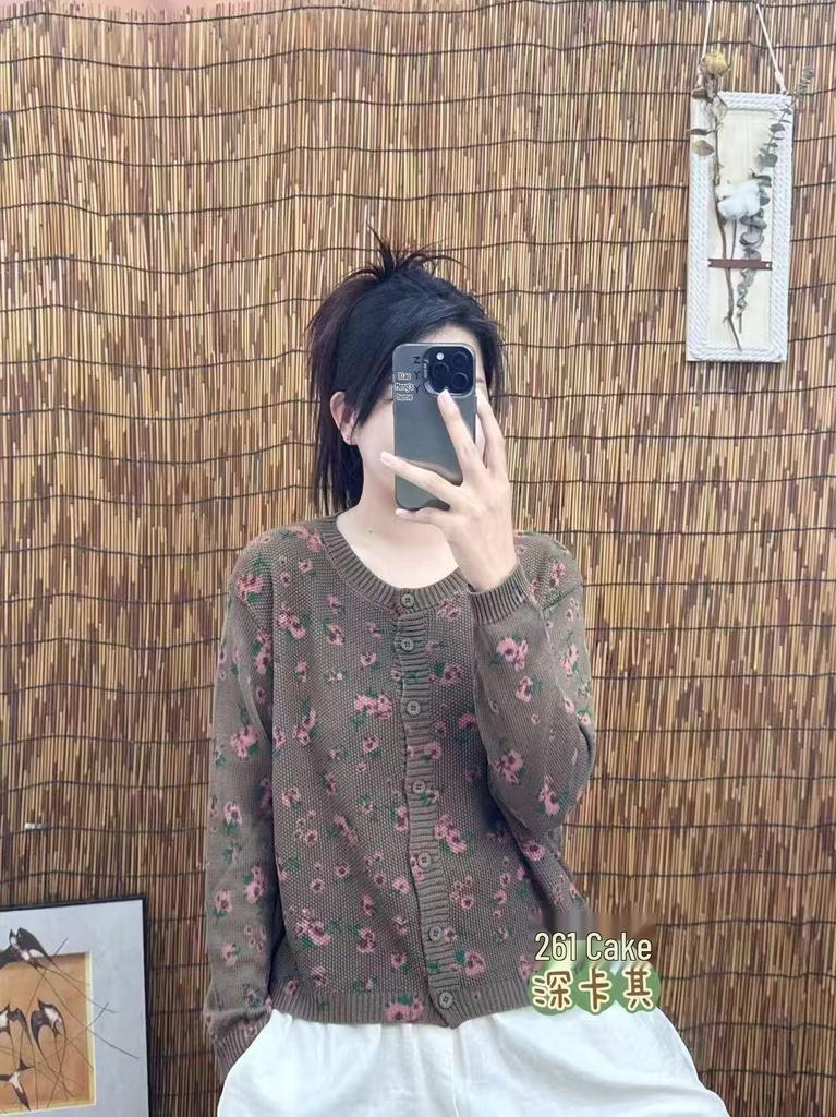 Autumn 2025 Korean-Style Print Cotton Knit Sweater: Casual Loose-Fit Long Sleeves in New Academic Style.