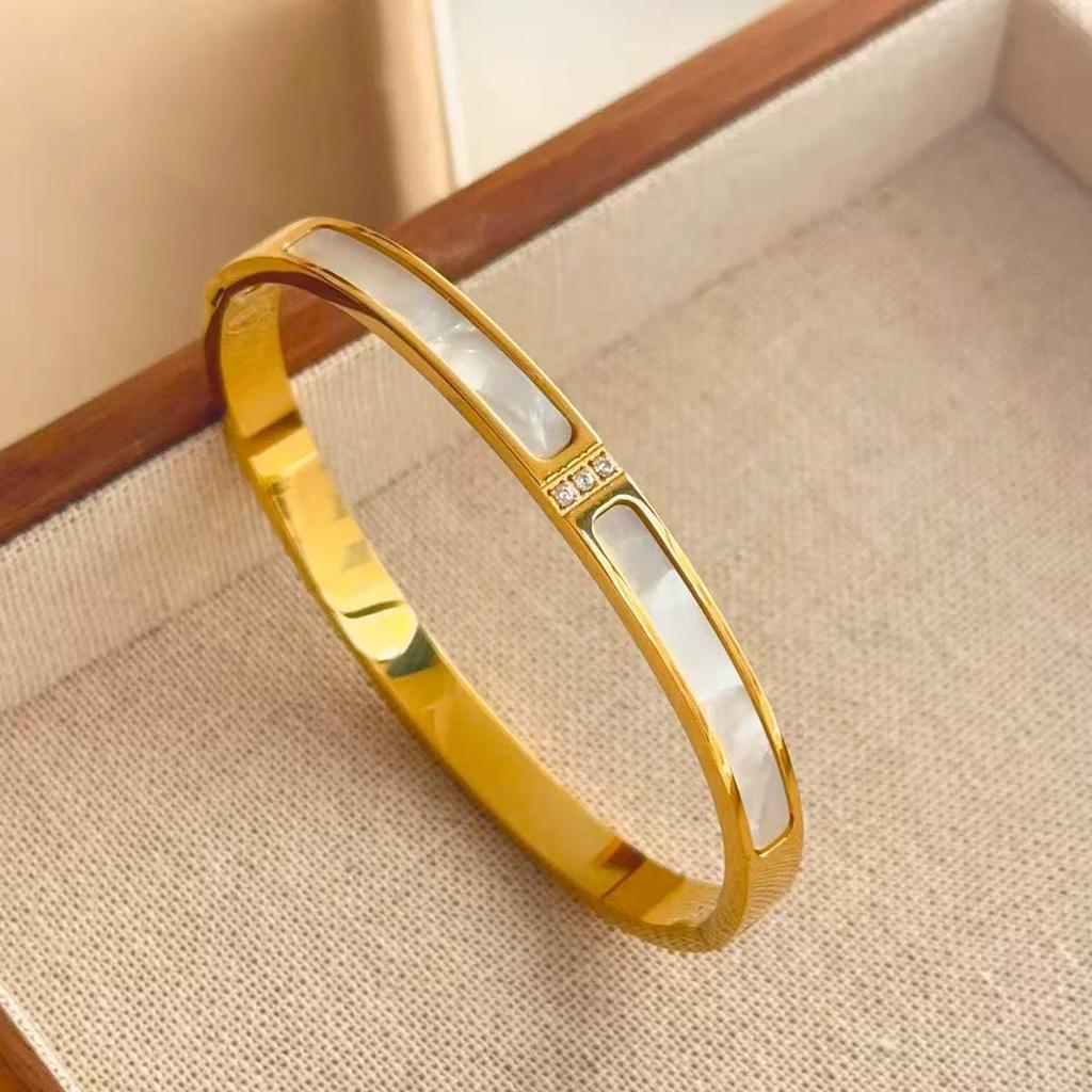 2025 French Light Luxury Tri-Scallop White Shell Titanium Steel Bracelet for Women - Elegant Gold Buckle Design