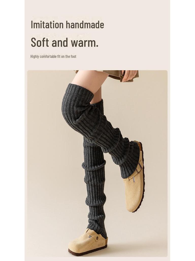 Damskie dzianinowe legginsy za kolano w szare paski, skarpetki na wiosnę i jesień