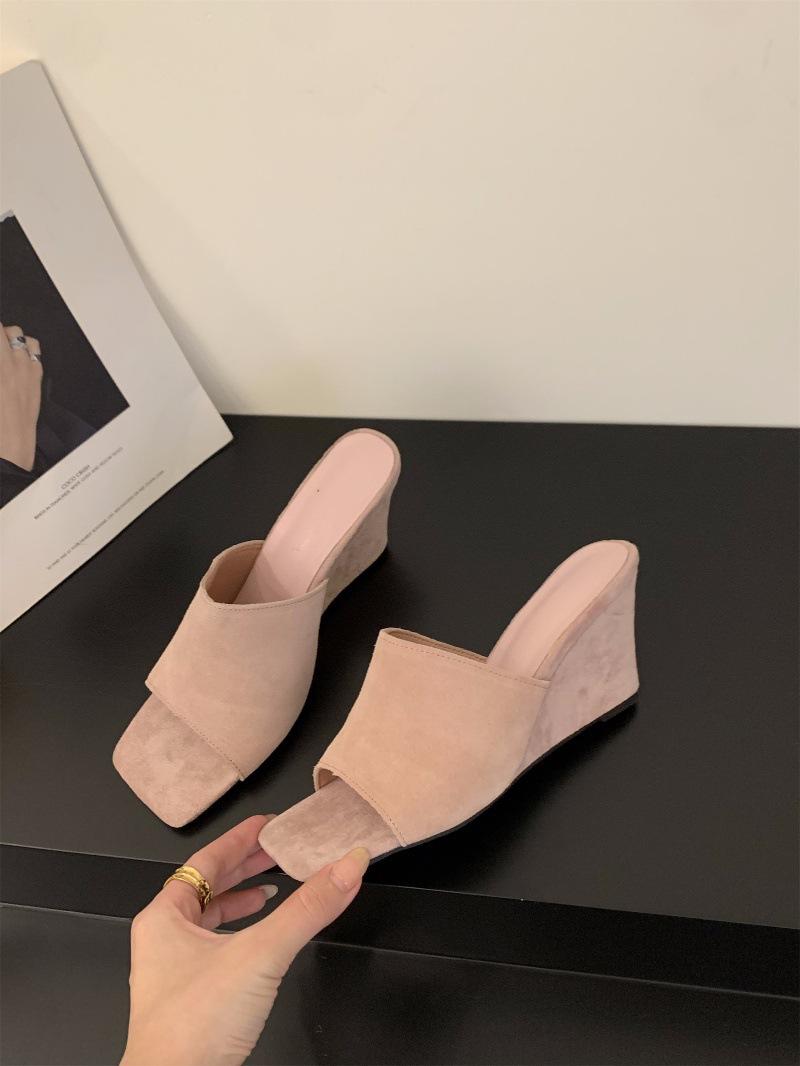 

Ретро танкетка каблук увеличивающий одно слово тапочки женская обувь носить 2025 новые летние маленькие сандалии 39 розовый