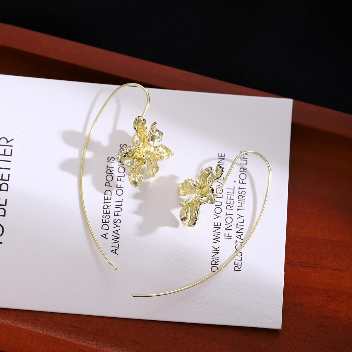 Exaggerated 3D Flower Pearl Earrings: Light Luxury, High-End Metal Style Studs