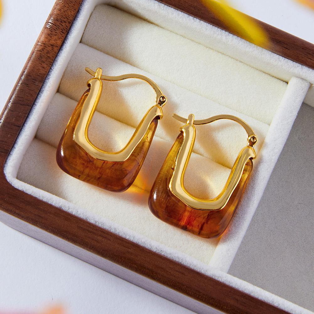 

Korean Fashion 18K Gold-Plated Copper Earrings: Trendy Handbag Style Ear Cuffs with Resin Accents