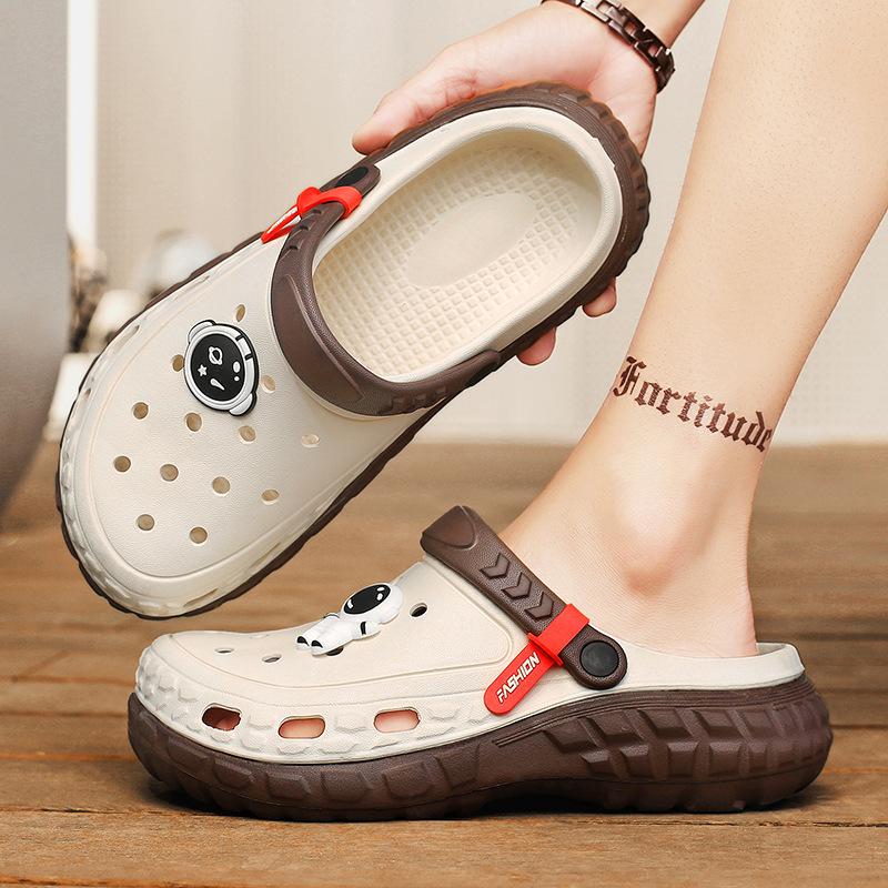 Step On Shit Hole Shoes Men Wear Platform Slippers Cartoon Astronaut Two-Color Outdoor Non-Slip Beach Sandals