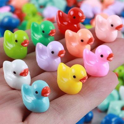 50 Stück Mini-Entenspielzeug aus Kunstharz, buntes kleines Entenornament, winzige Tierfigur, Miniaturstatue, Schreibtischdekoration, Geburtstags-, Festival-, Weihnachtsgeschenk
