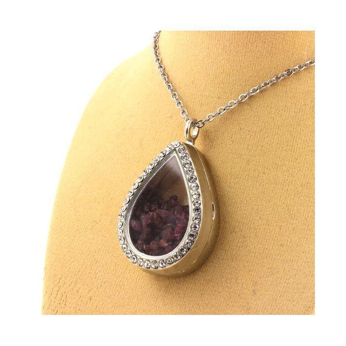 Steine ​​und Mineralien. Halskette Rohrubin. Tropfenmodell.