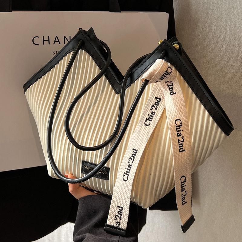 Premium textured bag 2025 new spring and summer shoulder bag women's large-capacity commuter bag fashionable versatile tote bag