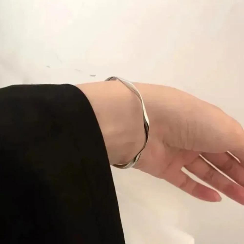 Silver Color Twisted Wave Bracelets Bangles For Women Hand Jewelry New Fashion Cuff Bangles Girl Simple Accessories Pulseras