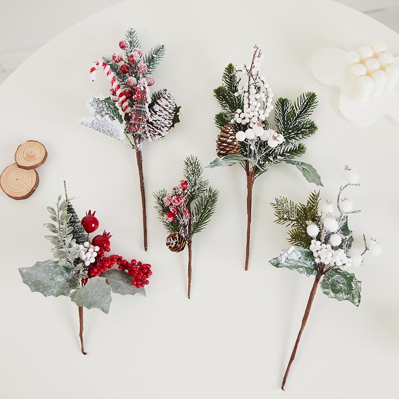 Künstliche Weihnachts-Kiefern- und Rattan-Girlande mit Tannenzapfen zum Aufhängen an der Wand