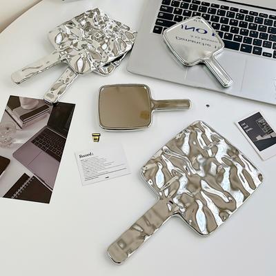 Hand-Make-up-Spiegel Frauen Hand in Hand mit einem kleinen Spiegel Make-up-Handspiegel Schönheitsspiegel