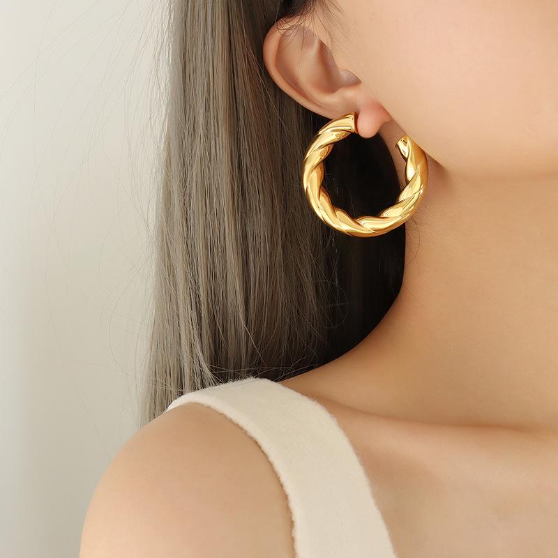 French Textured C-shaped Round Face-Slimming Twist Earrings in Gold-Plated Titanium Steel