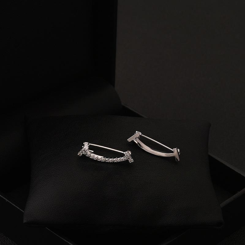 Cute and Simple Smiling Face Brooch High-end and Elegant Woman Fixed Shirt Collar Anti-glare Clasp Small Pin