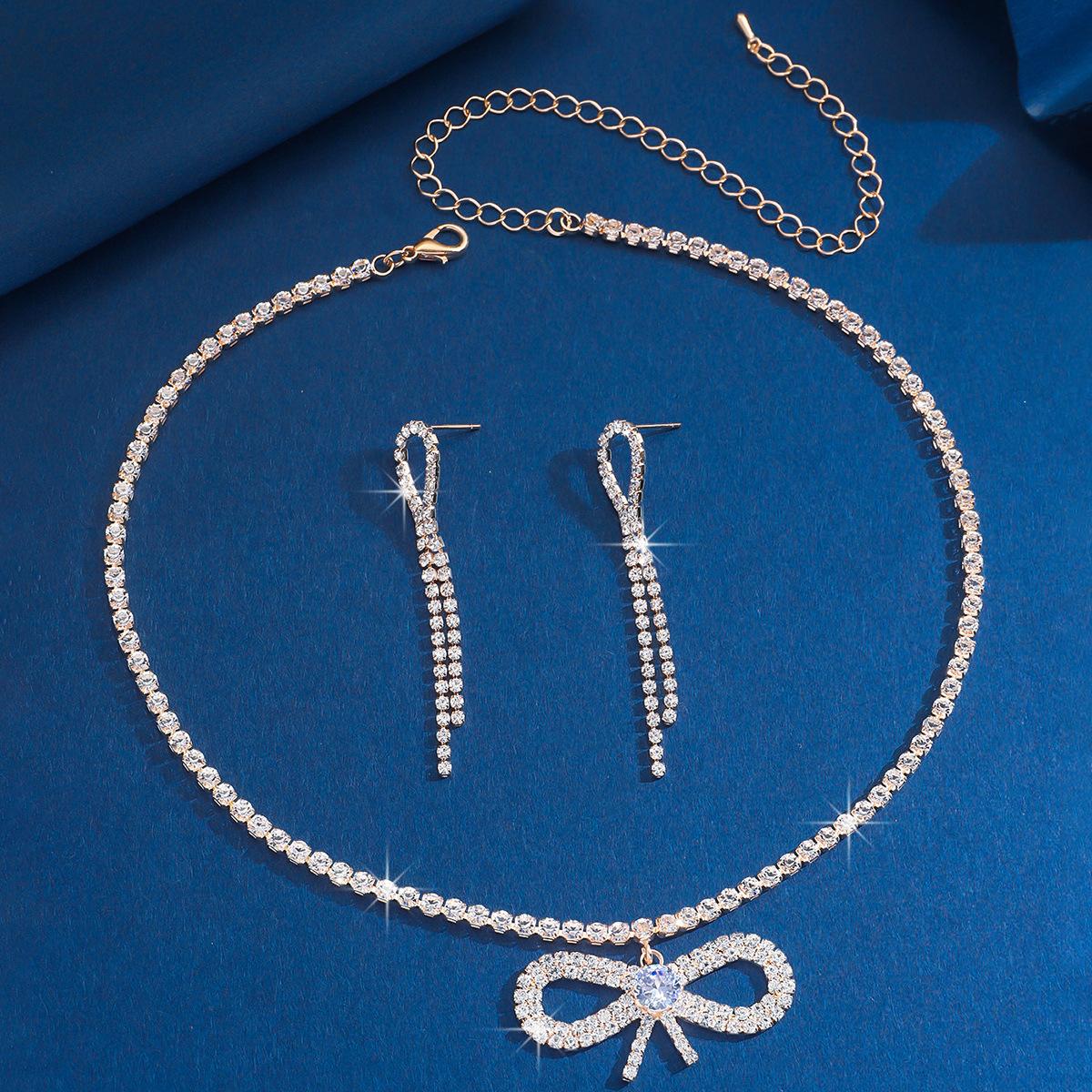 

Retro Rhinestone Big Bow Necklace Earrings Set Exaggerated Temperament Simple Necklace