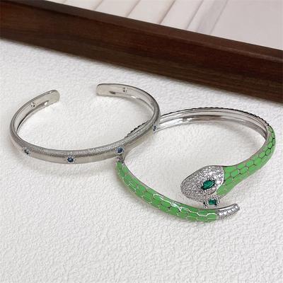 Schwere Industrie Fortgeschritten Empfindlich Schlangenarmband Glitzernder Diamant Öffnend Verstellbar Leichter Luxus Grüne Öl-Tropfen Gebürstetes Armband