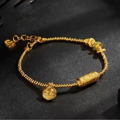 Glücksgöttin Goldfarbenes Ethnisches Armband mit Gravierten Tonnenperlen und Tibetischer Schnur.