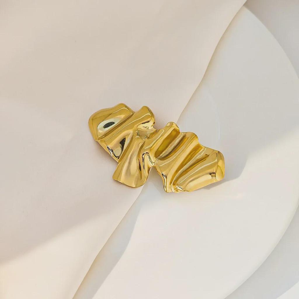 Elegant Angel-Inspired Pleated Brooch - Luxurious Metal Fashion Pin