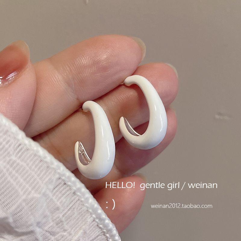 

Осень и Зима Молочный Нежный Квадратный C Кольцо Капля Глазури Серьги-клипсы для ушей в виде комариных спиралей Высококачественные Простые Серебро 925 пробы Серьги-гвоздики Ювелирные изделия Женские Pair of white stud earrings