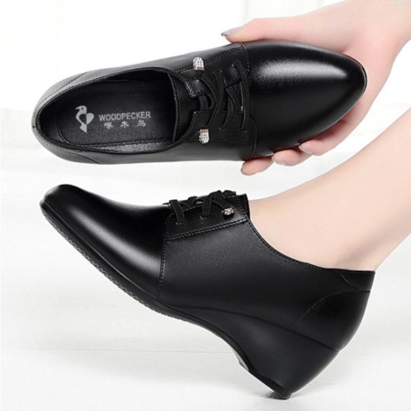 Fashion Mom Shoes Soft Sole Comfortable Singles Shoes Middle-Aged Flat Shoes Middle-Aged Elderly Wedge-Lace Leather Shoes Spring Style