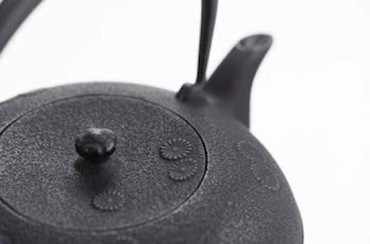 Nambu Ironware Oigen Iron Kettle Shinonome Kogiku Direct Fire IH Compatible Made In Japan Kogiku Nanbu Iron Kettle Oigen Casting 1.0L H-310