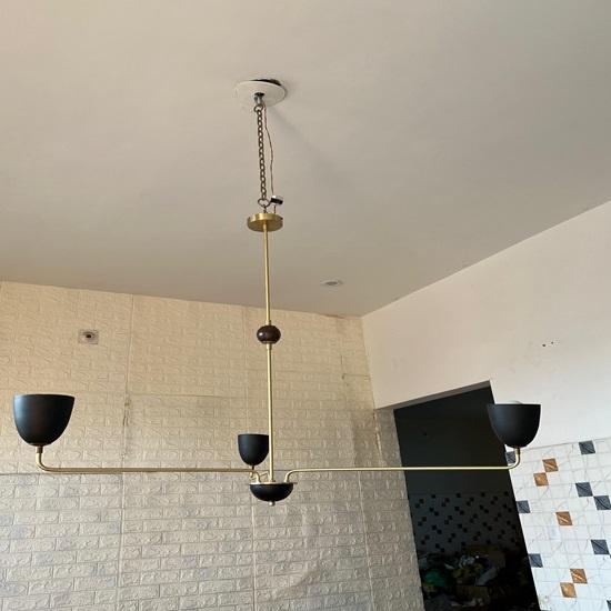 Mosazný lustr, moderní tříramenné stropní svítidlo, závěsné osvětlení inspirované polovinou století, stylová bytová dekorace