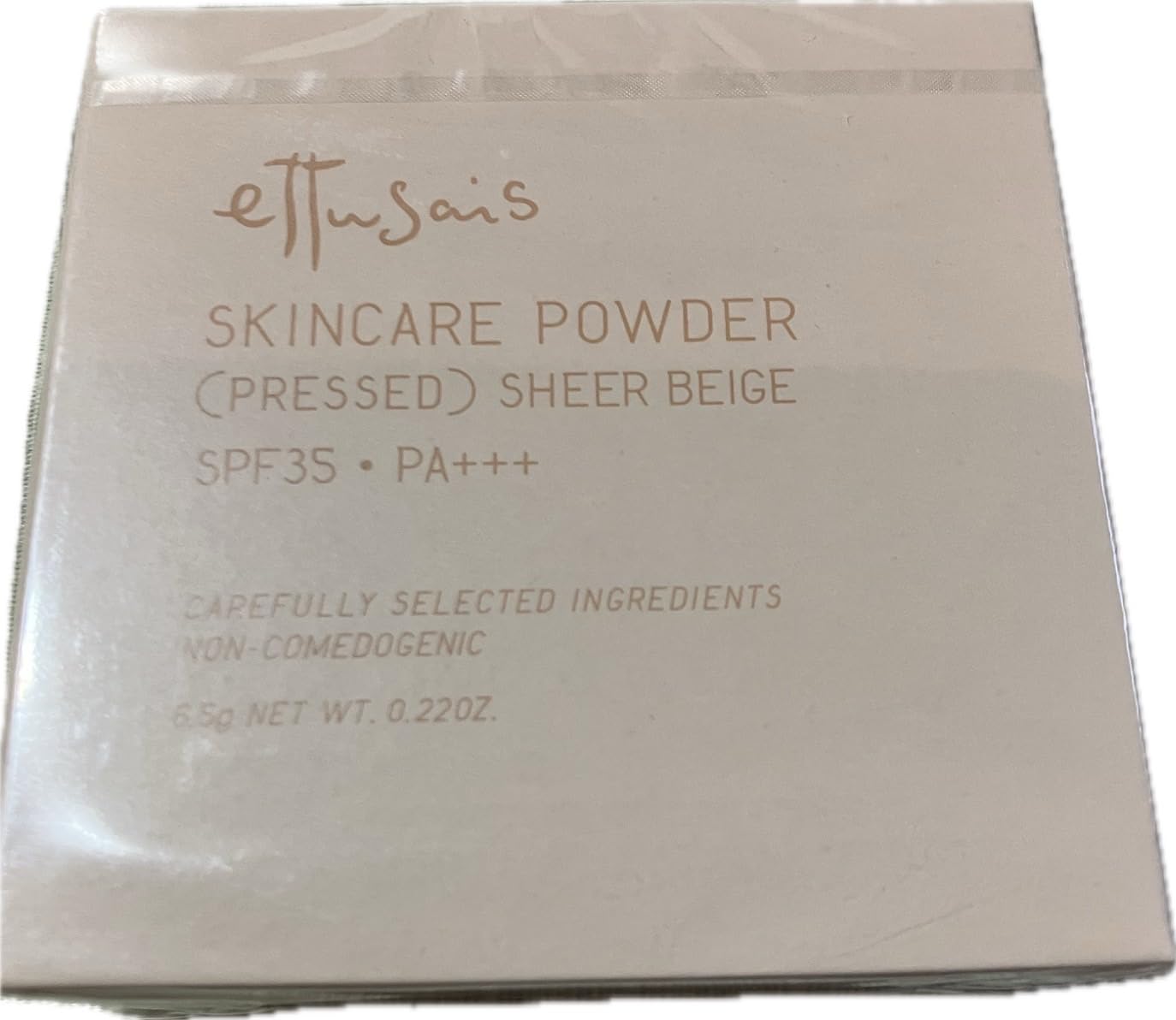 

Ettusais Pressed Skincare Powder, Sheer Beige, with a soft puff. Perfect for pore coverage and daytime touch-ups. SPF35/PA+++, 6.5g.