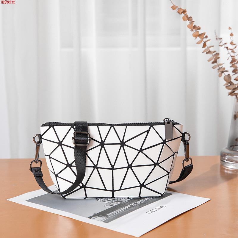 

Frosted Diamond Pattern eup Bag Portable Large Capaci Storage Bag for Women High End Commuter Sle Zipper Clo... белый
