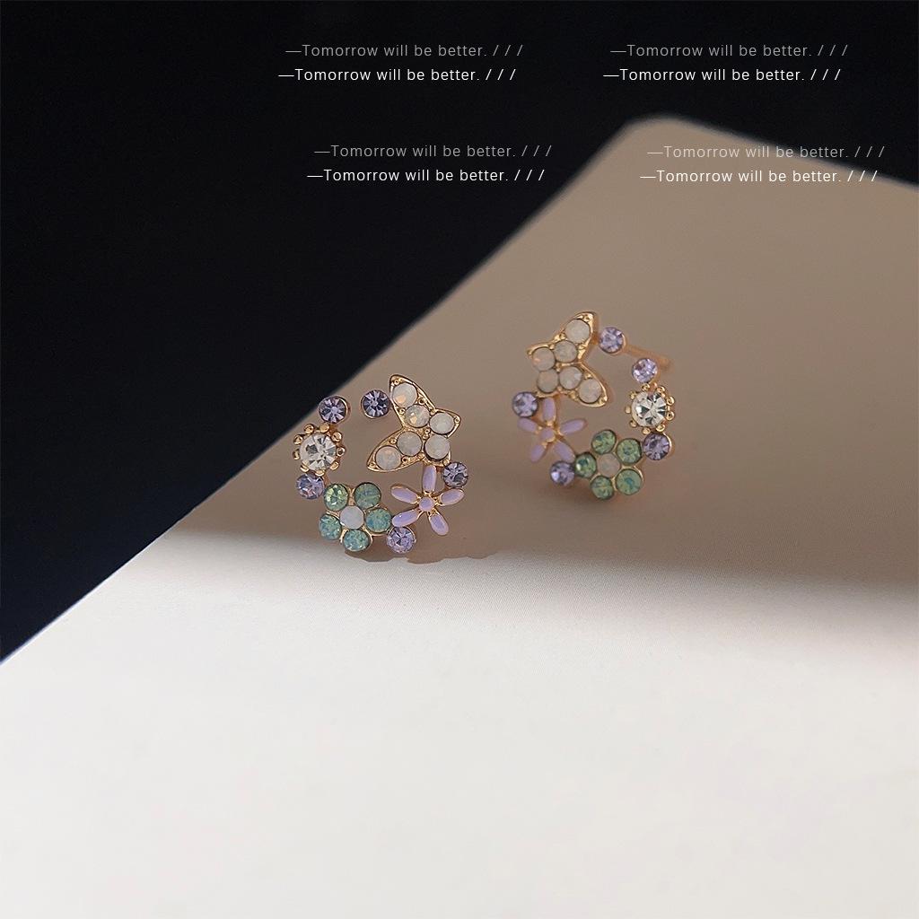 

Серьги-цветы с яркими бриллиантами в стиле Хёны — свежие, милые, изысканные и универсальные для весны и лета