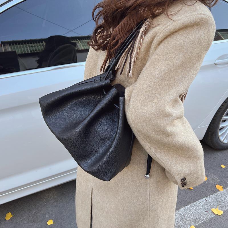 2025 Sac à main nuage plissé tendance pour femme à grande capacité pour le trajet quotidien