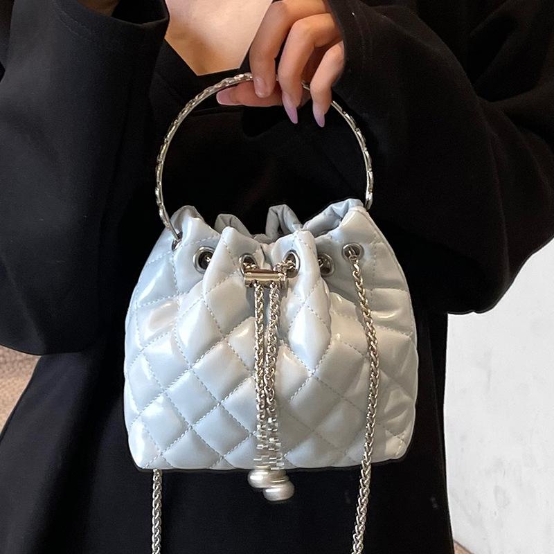 Beliebte Großhandelsnische Freizeit Rautenmuster tragbare plissierte Eimertasche Koreanische Mode vielseitige leichte Luxus Ketten Umhängetasche