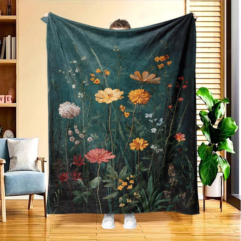Eine Plüschdecke mit einem lebendigen Blumendesign auf grünem Hintergrund, hochauflösender Digitaldruck, für alle Jahreszeiten geeignet, perfekt für die Verwendung o