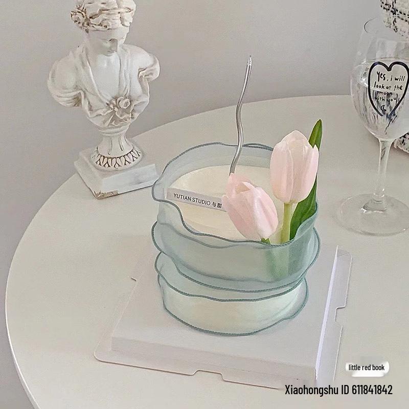 Minimalistischer Tulpen-Kuchenaufsatz mit frischen Blumen und Band für den Muttertag oder Geburtstag