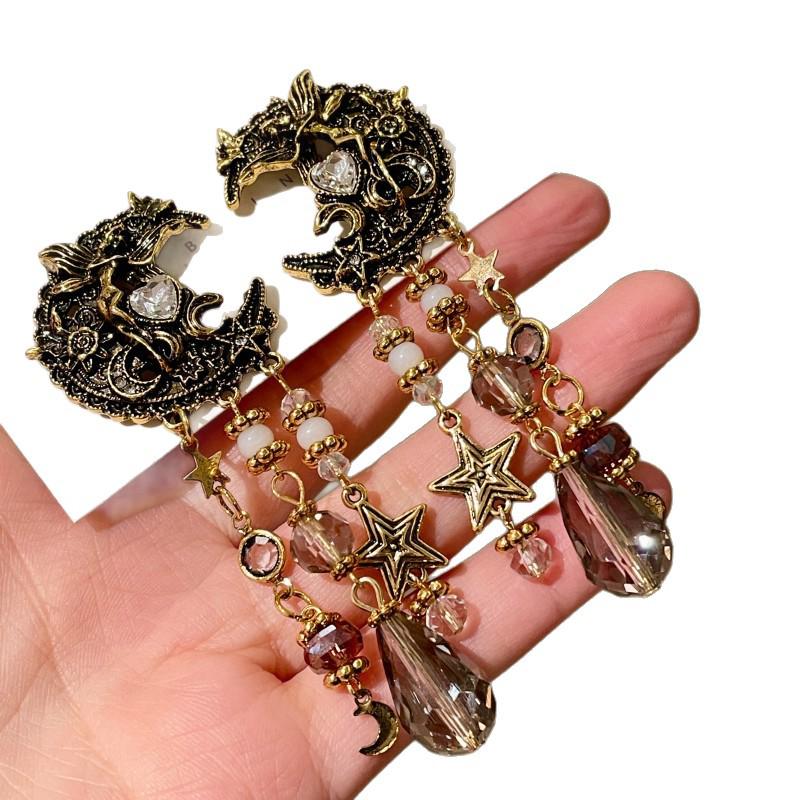 Pendientes de botón Vintage de Luna Dorada con Ángel y Borla de Cristal con Detalles de Esmalte