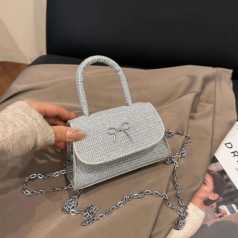 

2025 новая милая сумка-мессенджер на плечо с нишевым дизайном, простым и высококачественным, в зарубежном стиле, темпераментная маленькая квадратная сумка для женщин серебряный