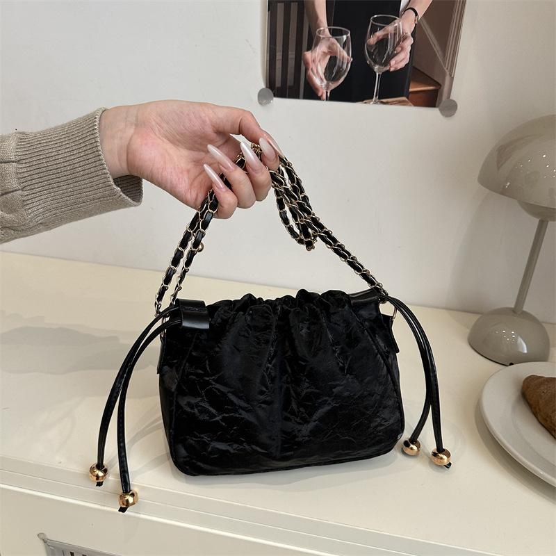 

Плиссированная однотонная сумка-ведро с мягкой поверхностью, модная женская, для поездок на работу, для шоппинга, легкая, для девушек, с высоким чувством стиля, сумка-мессенджер чёрный