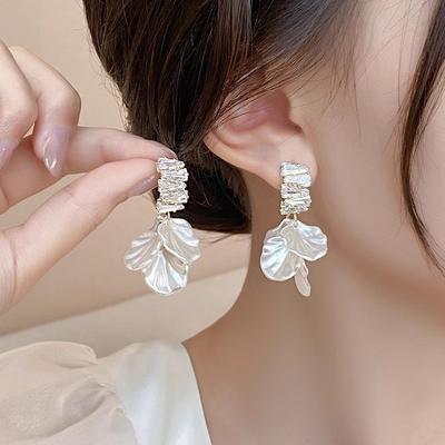 Neue Ohrstecker mit Muschelquaste und Anhänger im koreanischen Stil – elegante, glänzende, weiße Blütenblatt-Ohrringe als Schmuckgeschenk