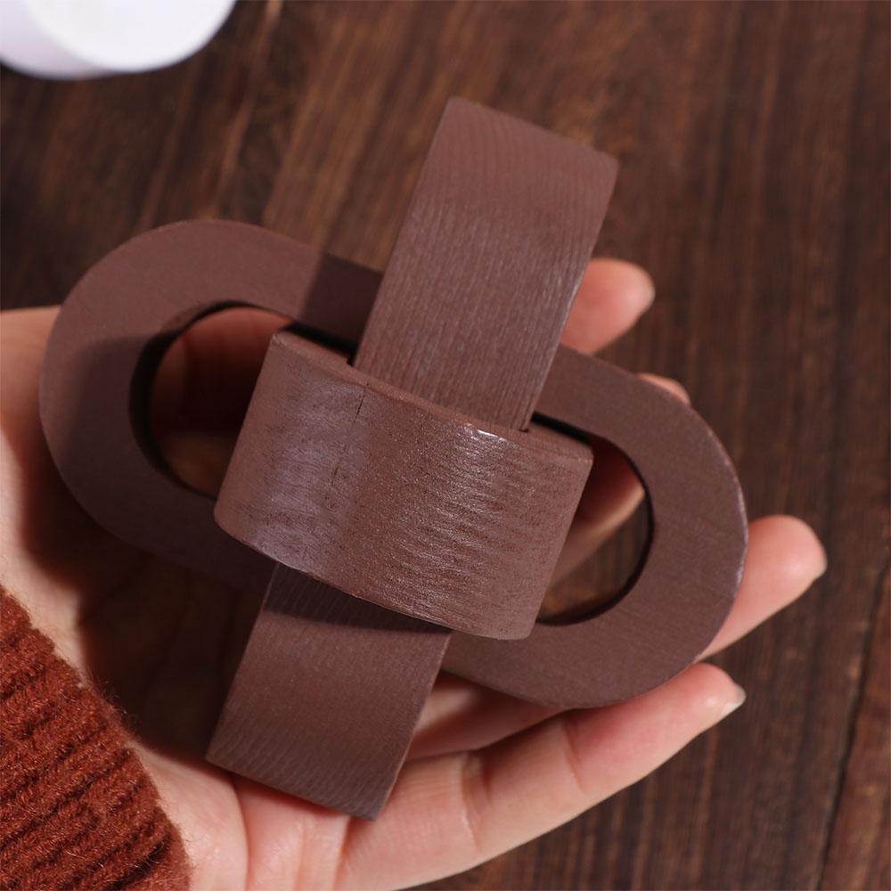 Rustikales Kunsthandwerk Holzknoten-Ornament Handgeschnitzte Handgefertigte Holzschließe 3-gliedrige Kette Holzkugel-Tisch