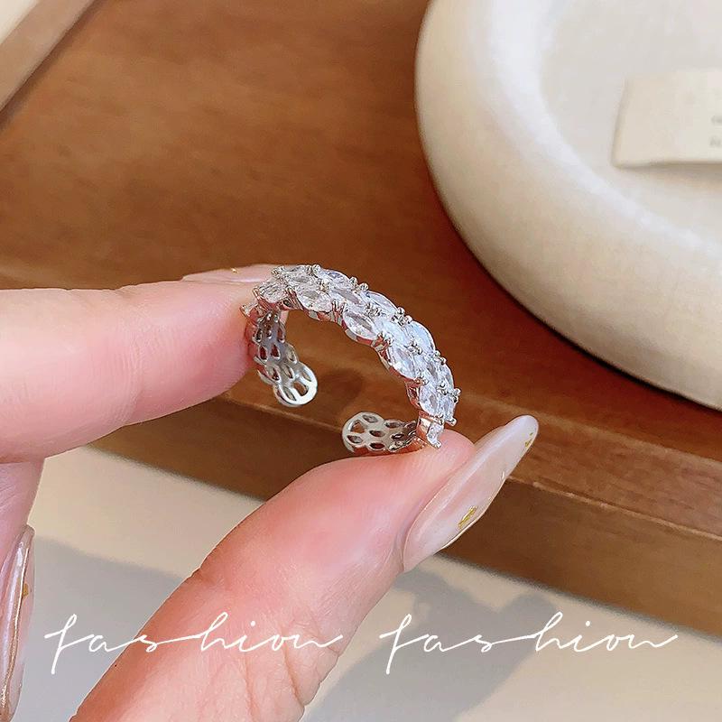 Elegant Butterfly Zircon Silver Ring: Women's High-End Luxury Style Jewelry